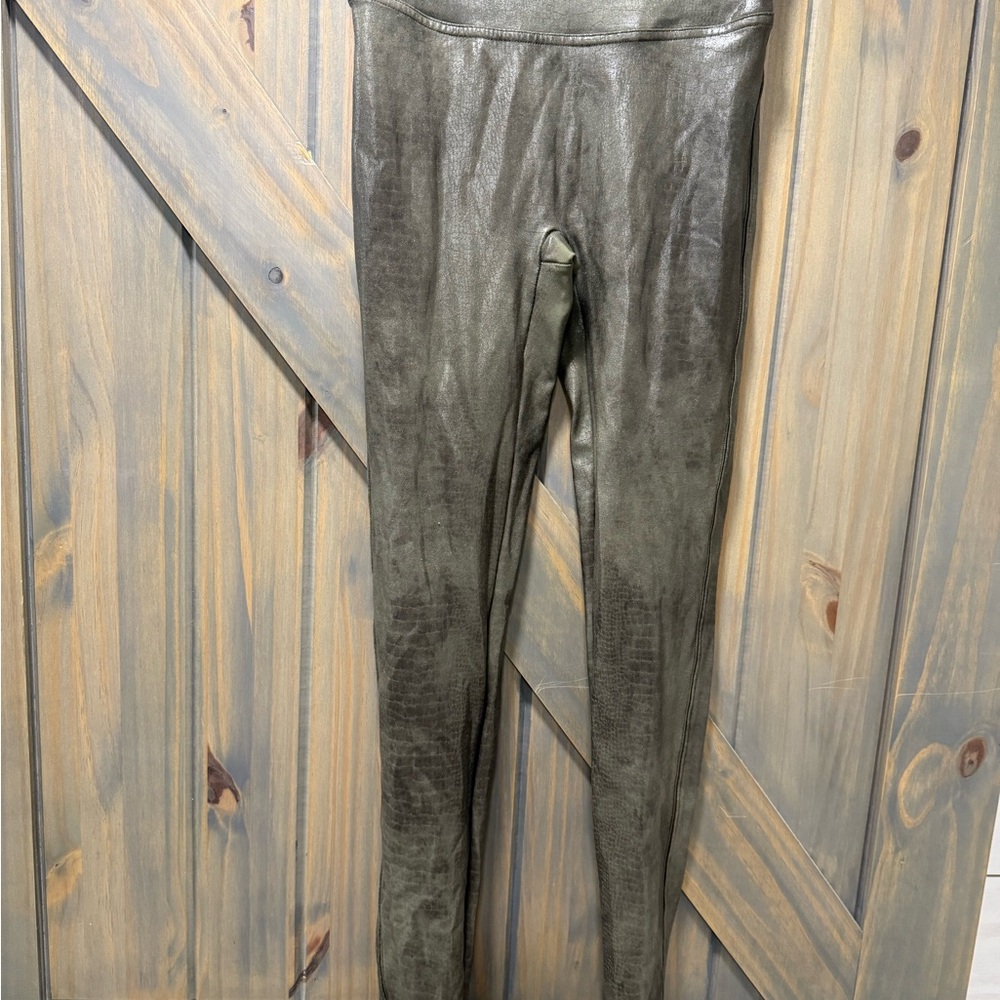 Woman’s green faux leather Croc leggings Medium